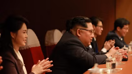 Phút tán thưởng hiếm hoi ông Kim Jong-un dành cho nghệ sĩ Hàn Quốc