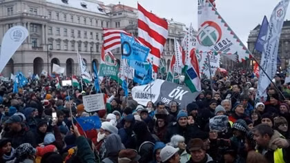 Dòng người biểu tình nhấn chìm Pháp và Hungary 
