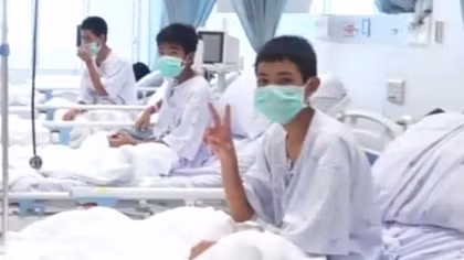 Hình ảnh đầu tiên của đội bóng nhí Thái Lan sau khi được giải cứu