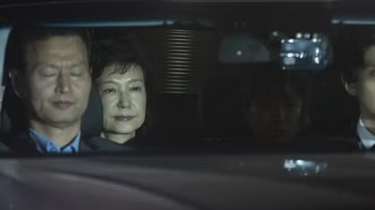 Cựu Tổng thống Hàn Quốc Park Geun-hye bị bắt