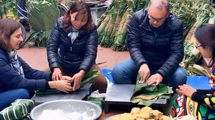 Đại sứ Peru học gói bánh chưng nhân dịp Tết
