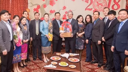 Đại sứ Lào tại Mỹ chúc tết Đại sứ quán Việt Nam tại Mỹ