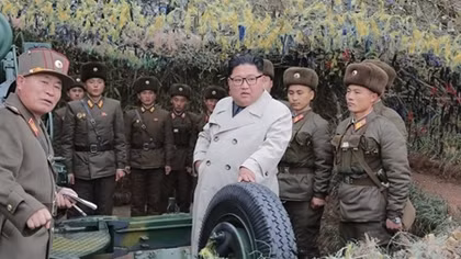 Ông Kim Jong-un liên tiếp thị sát quân đội, Hàn Quốc lập tức "đánh tiếng"