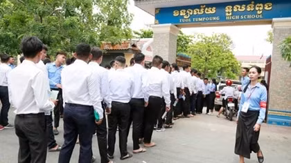 Toàn bộ học sinh lớp 12 Campuchia được đỗ tốt nghiệp mà không phải thi