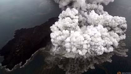 Tránh núi lửa, Indonesia chuyển hướng một loạt chuyến bay