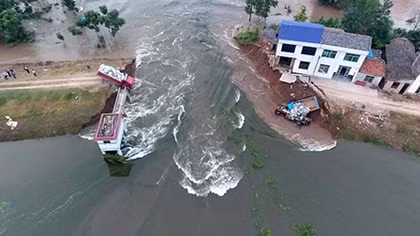 Vỡ đê sông Trường Giang, hàng nghìn dân sơ tán khẩn cấp