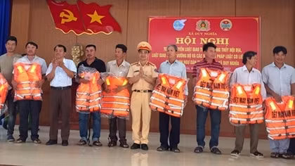 Tuyên truyền ATGT và tặng áo phao tại hạ lưu sông Thu Bồn