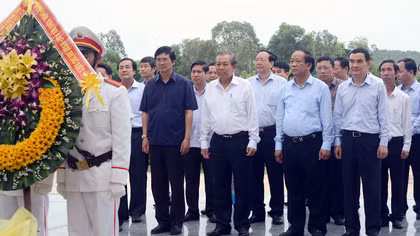 Phó Thủ tướng Thường trực Trương Hòa Bình dâng hương tri ân anh hùng, liệt sĩ, Mẹ Việt Nam anh hùng