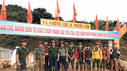 Lực lượng Công an gùi hàng tiếp tế đã tiếp cận được vùng bị cô lập