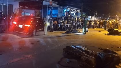 Ôtô tông nhiều xe máy, 2 người chết, 3 người bị thương 