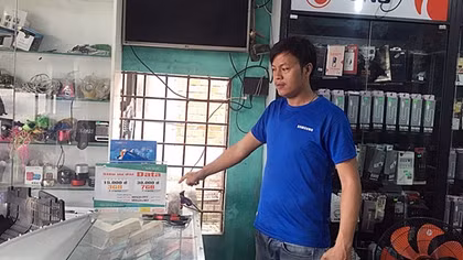 Bắt tên trộm cắt mái tôn cuỗm hàng chục điện thoại di động
