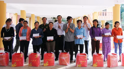Tặng quà Tết cho đồng bào miền núi Đông Giang