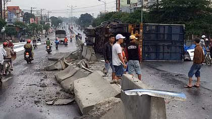 Xe container tông đổ dải phân cách rồi lật nhào trên QL1A