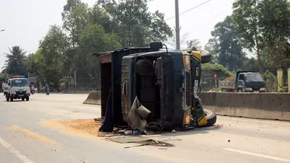 Xe tải tông dải phân cách, lật nghiêng