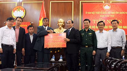 Tỉnh Sê Kông ủng hộ người dân vùng lũ Quảng Nam gần 300 triệu đồng