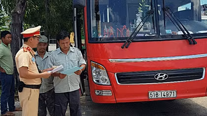 Tài xế xe khách sử dụng giấy phép lái xe giả giá 5 triệu đồng