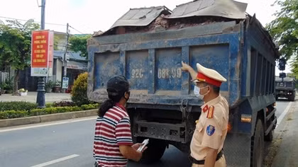 Theo chân CSGT tuần tra, kiểm soát giữa mùa dịch COVID-19
