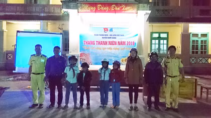 Tuyên truyền pháp luật ATGT cho đồng bào vùng cao Quảng Nam