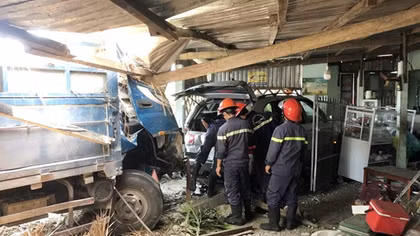 Xe tải lao vào ôtô 4 chỗ rồi cùng đâm sập quán nước 