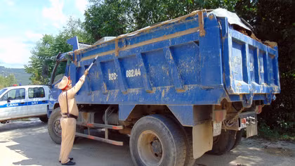 Quyết liệt xử lý xe tải vi phạm các quy định an toàn khi tham gia giao thông