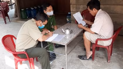 Đến tận thôn, bản tuyên truyền đồng bào thiểu số phòng chống dịch