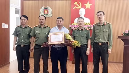 Giám đốc Công an Quảng Nam tặng Giấy khen cho phóng viên Báo CAND