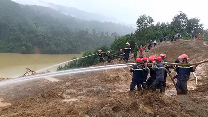 Sạt lở núi bất ngờ vùi lấp 2 người đang làm rẫy