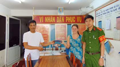 Trao trả tài sản bị đánh rơi cho nữ Cảnh sát xinh đẹp ngoại quốc