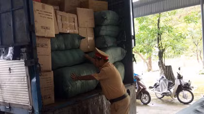 Xe biển số Lào chở hơn 3,5 tấn hàng lậu 