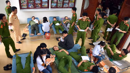 Tuổi trẻ Công an hăng hái tham gia “Giọt hồng xứ Quảng”