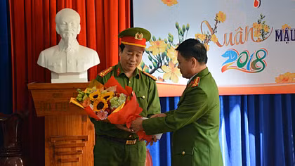 Dùng xe 3 bánh vận chuyển 600kg cyanua