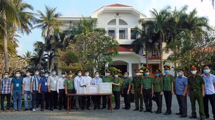 Tặng quà CBCS làm nhiệm vụ tại khu lưu trú an toàn cho du khách nước ngoài