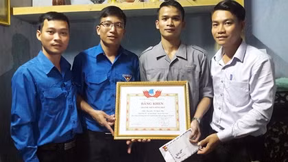 Khen thưởng thanh niên dũng cảm cứu 2 mẹ con bị đuối nước