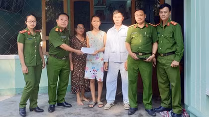 Tặng sổ tiết kiệm cho học sinh hiếu học có hoàn cảnh khó khăn