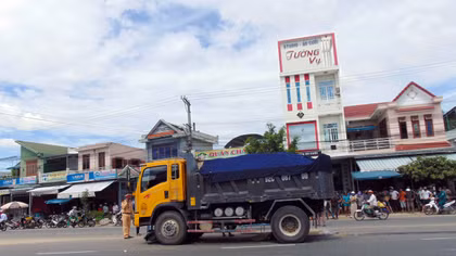 Người đàn ông chết thảm dưới gầm xe tải