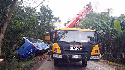Xe khách húc đuôi xe tải cẩu, 2 người tử vong tại chỗ