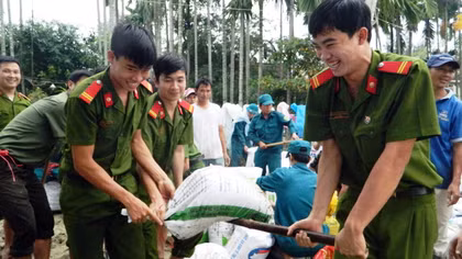Công an Quảng Nam giúp dân khắc phục sạt lở sau lũ