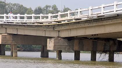 Bất chấp biển cấm người dân vẫn lưu thông trên cây cầu… chờ sập