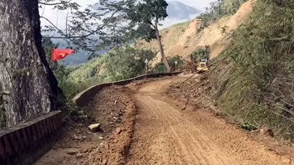 Thông tuyến vào xã bị cô lập tại Quảng Nam