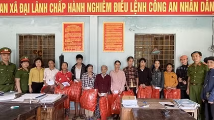 Lực lượng Công an tặng quà cho người dân vùng lũ
