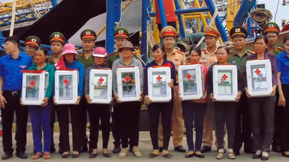 Tuổi trẻ CAND về với bà con miền biển