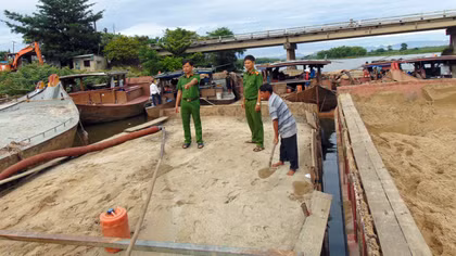 Lãnh đạo xã “làm ngơ” cho cát lậu hoành hành