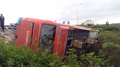 Xe khách mất lái lật nhào trong đêm