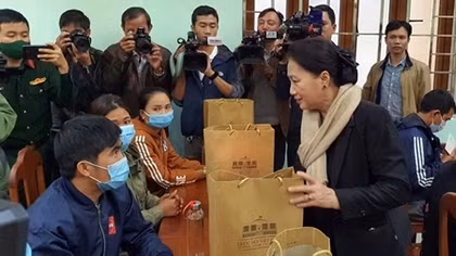 Chủ tịch Quốc hội thăm, tặng quà động viên người dân vùng lũ quét, sạt lở đất