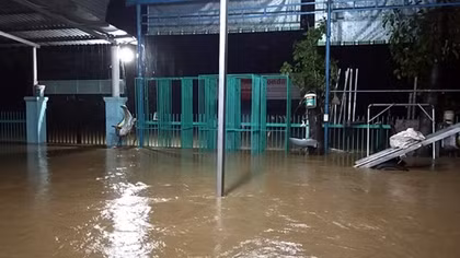 Lũ lên lại, người dân thức trắng đêm ứng phó