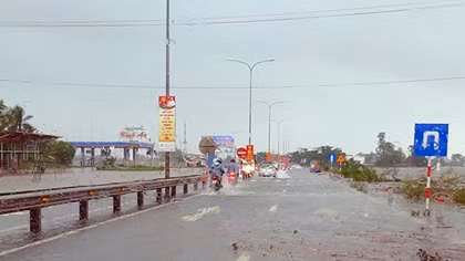 Nước lũ bắt đầu tràn qua QL1A tại Quảng Nam