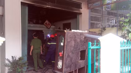 Ngôi nhà vắng chủ bất ngờ bốc cháy bí ẩn