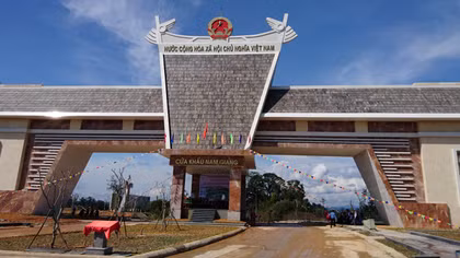 Gắn biển công trình Quốc môn cửa khẩu Nam Giang