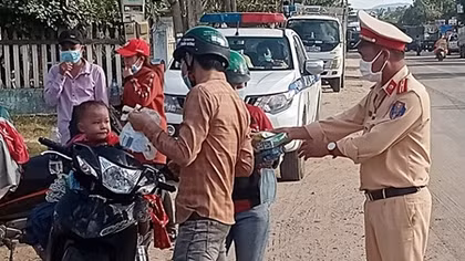 Xúc động hình ảnh CSGT hỗ trợ đoàn người về quê tránh dịch