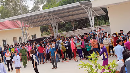 Đi làm muộn bị phạt 50.000 đồng, 500 công nhân đình công